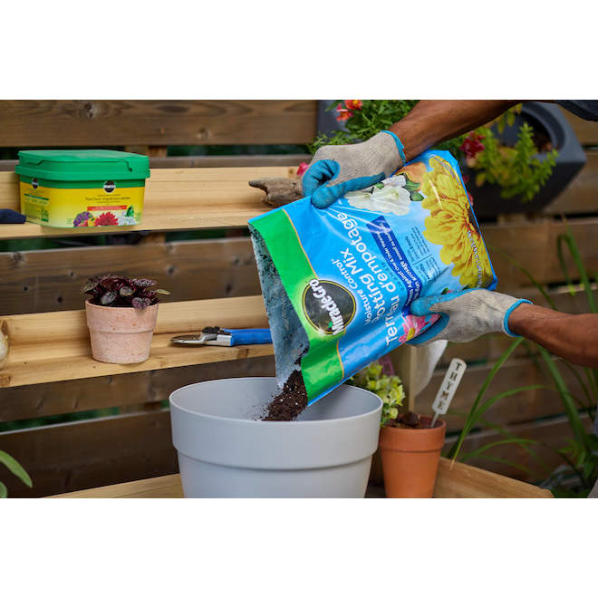 Miracle-Gro Moisture Control Potting Mix 25L | Container Soil