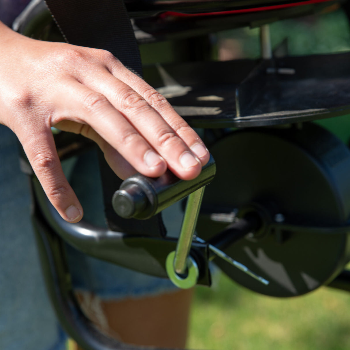 Broadcast Spreader | Seed & Fertilizer | Hand Crank | 30 Pound Capacity | Earthway 3100