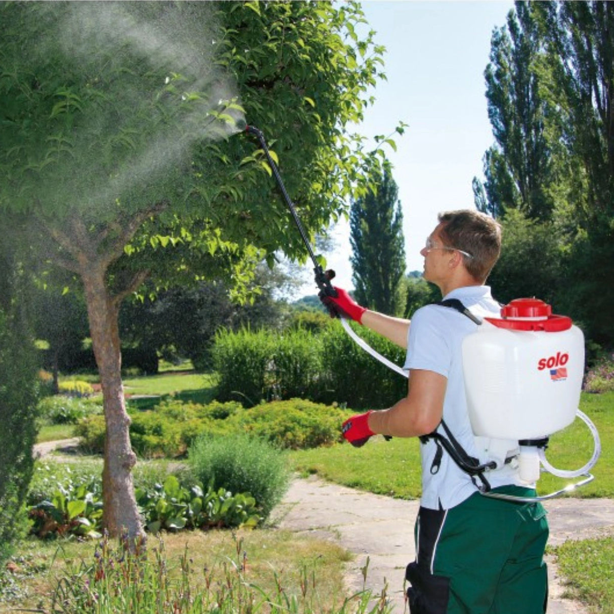 A man using Solo Corporation Sprayer 4 Gallon Backpack Professional in the outdoors, Kamloops, British Columbia